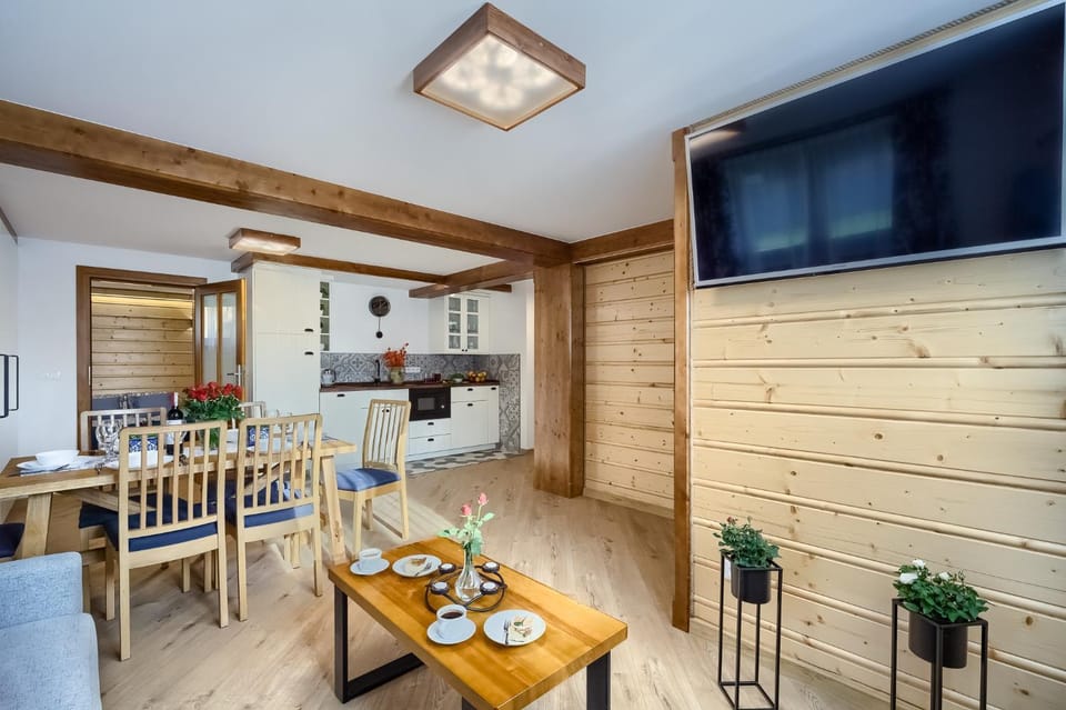 Kitchen or kitchenette, Seating area, Dining area