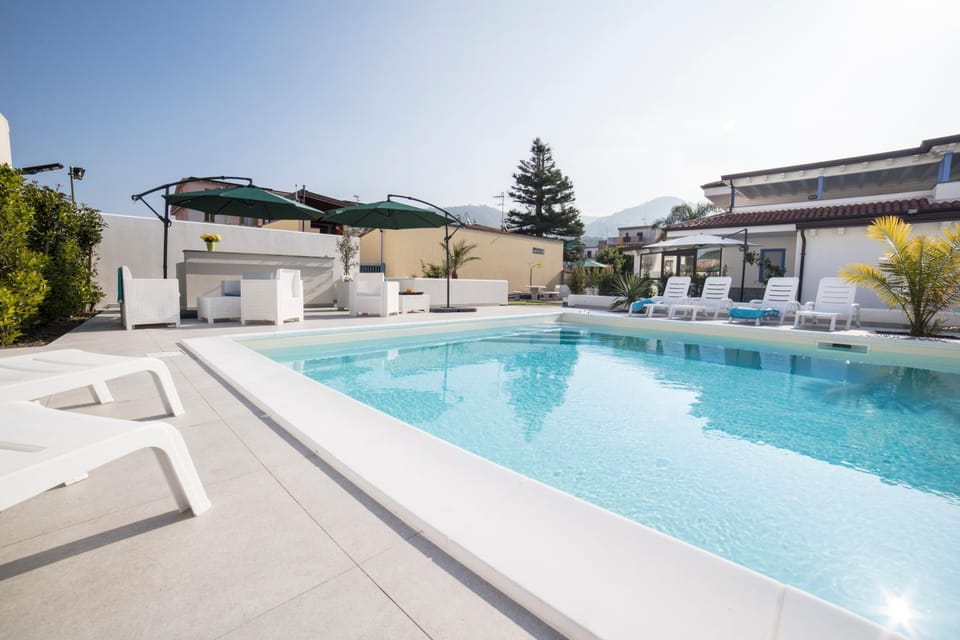 Property building, Day, Pool view, Swimming pool, sunbed