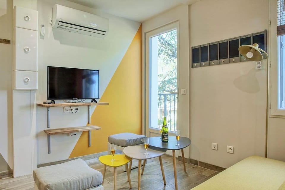 Communal lounge/ TV room, TV and multimedia, Kitchen or kitchenette, Living room, Seating area, Dining area, Evening entertainment, pet friendly, air conditioner