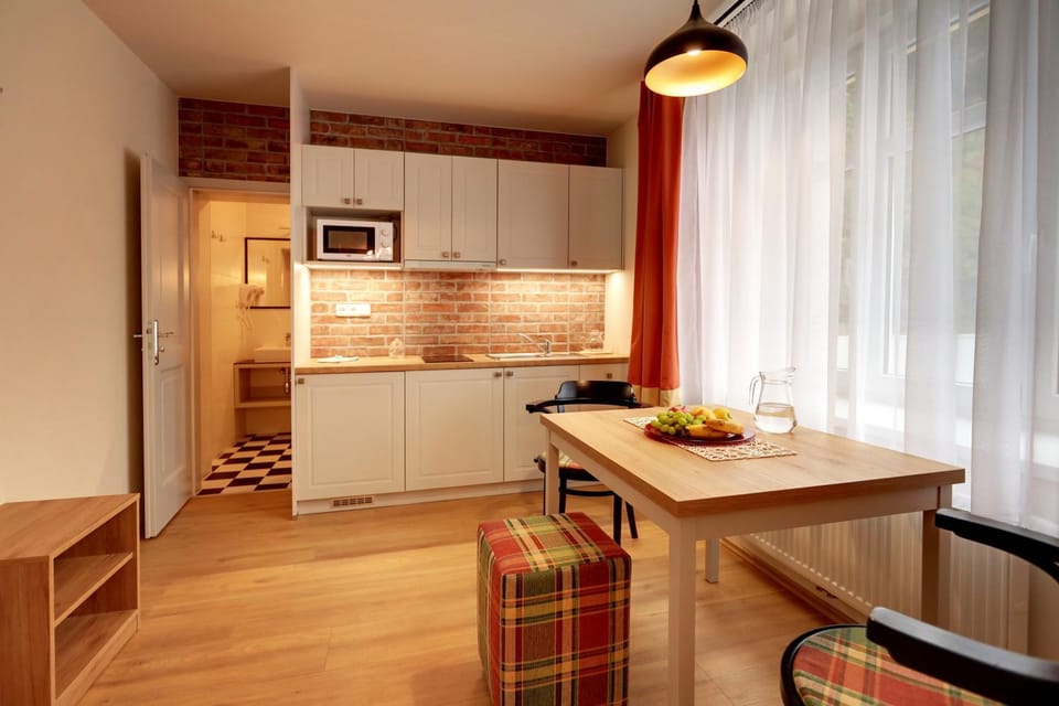 Kitchen or kitchenette, Dining area