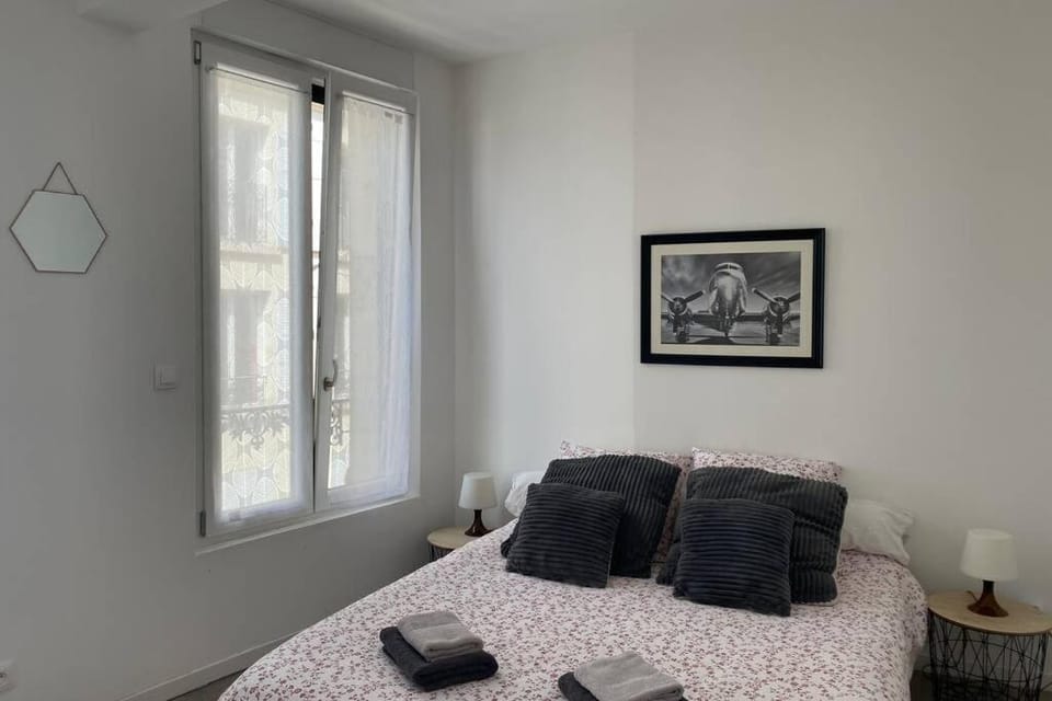 Bed, Photo of the whole room, Bedroom