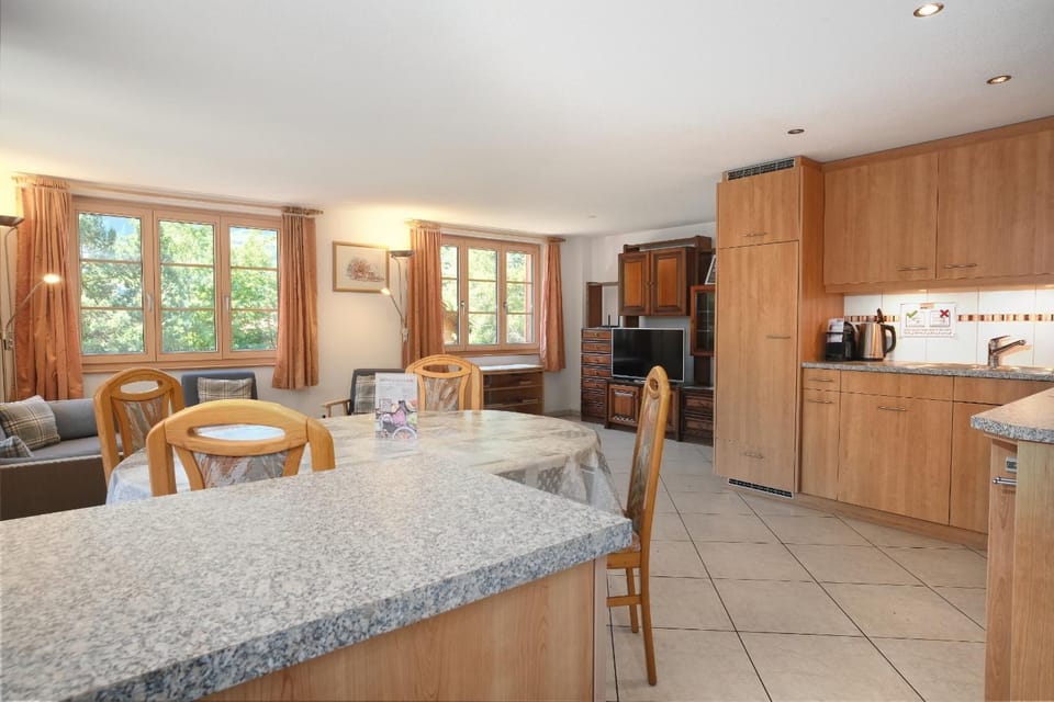 Kitchen or kitchenette, Living room, Seating area, Dining area