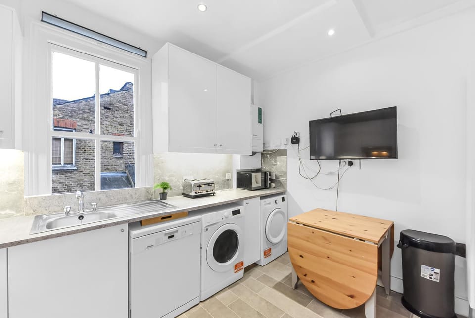 Groves 4 bedroom, Shepherds Bush Apartment in London