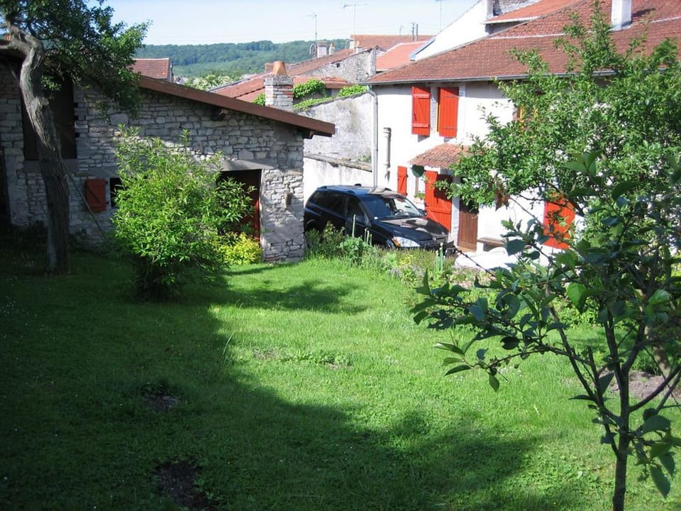 Gîte Charmant avec Cheminée, Terrasse et Stationnement - Proche Nancy et Moselle - FR-1-584-50 House in Grand Est