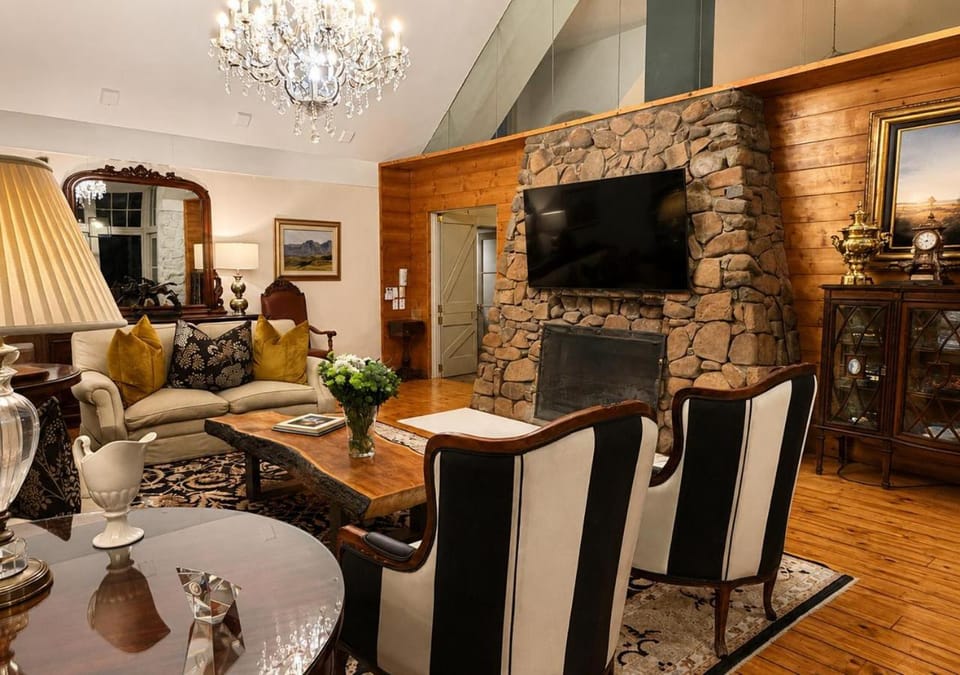 Communal lounge/ TV room, TV and multimedia, Living room, Seating area, Evening entertainment