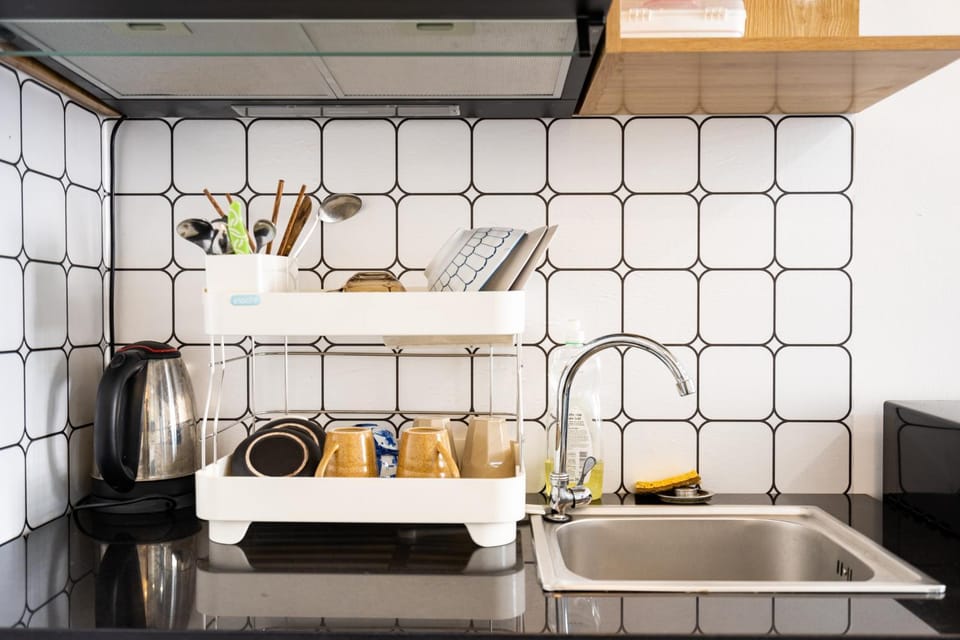 Kitchen or kitchenette, minibar