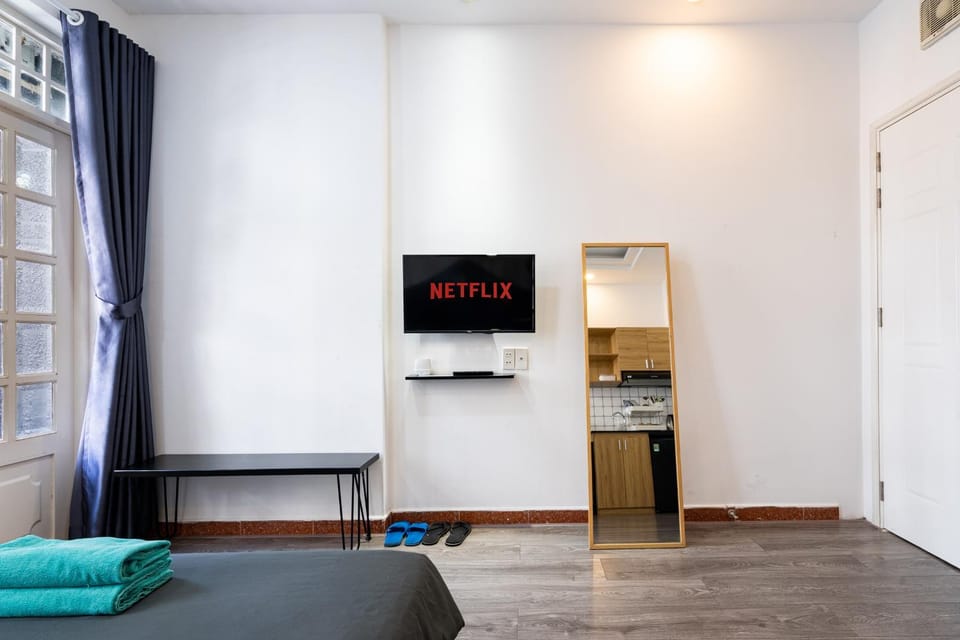 Bed, TV and multimedia, Photo of the whole room, Bedroom