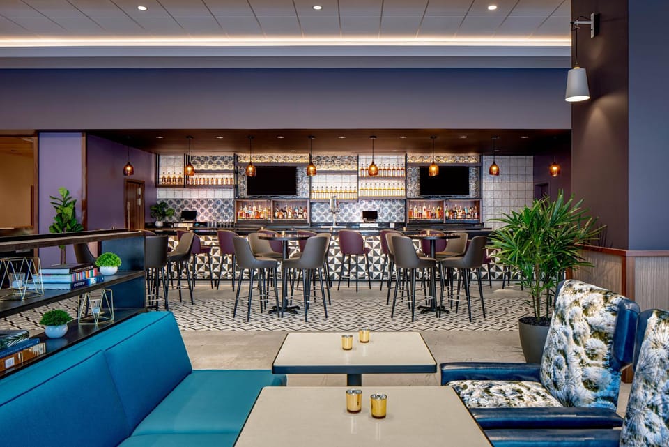 Restaurant/places to eat, Lounge or bar