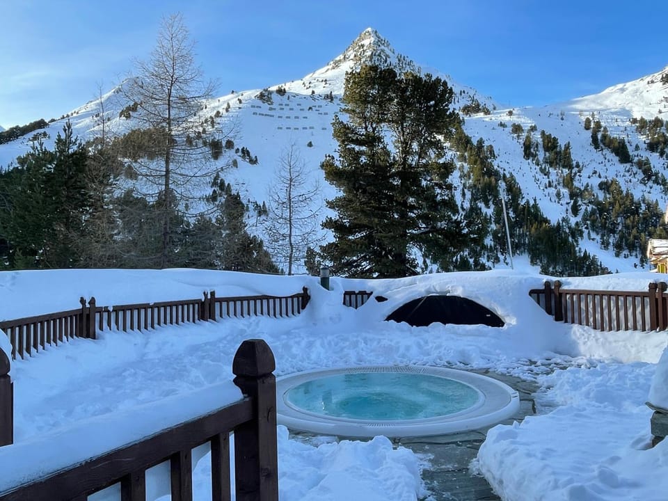 Nearby landmark, Natural landscape, Winter, Hot Tub, Spa and wellness centre/facilities, Spa and wellness centre/facilities