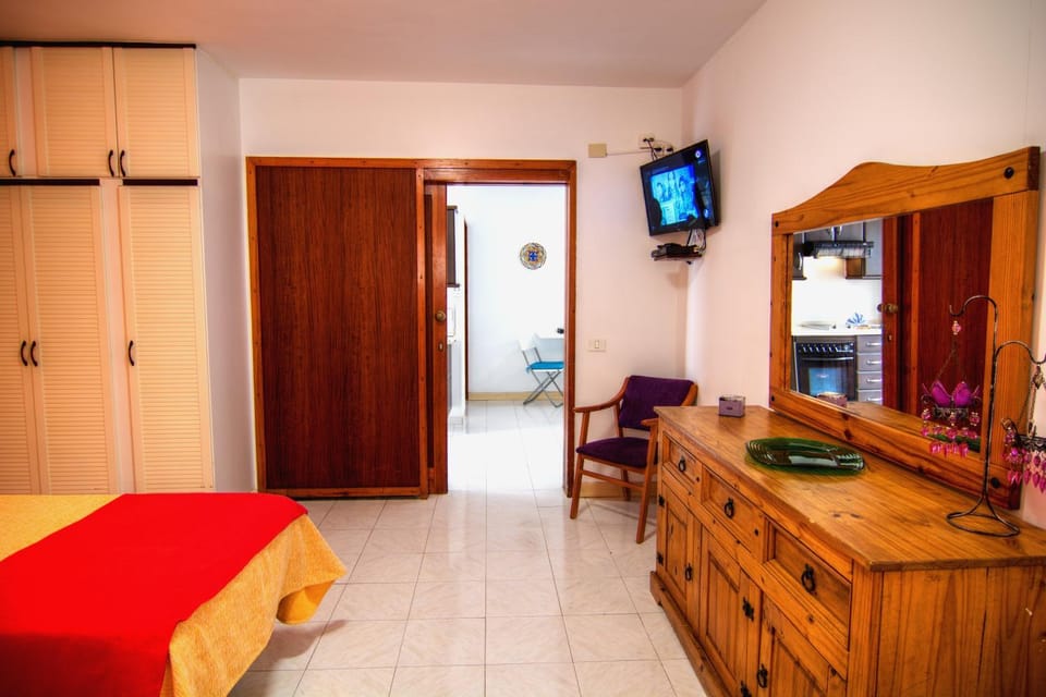 Bed, TV and multimedia, Bedroom