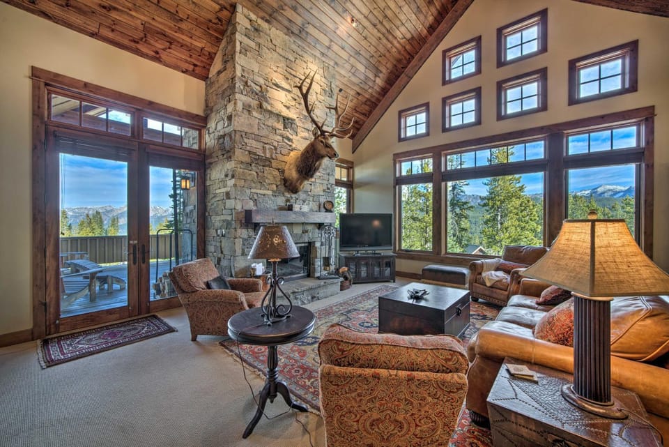 Stunning Ski-In/Ski-Out Penthouse Condo w/ Hot Tub House in Big Sky