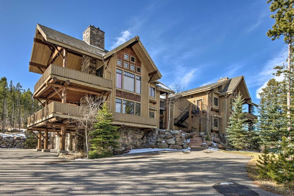 Stunning Ski-In/Ski-Out Penthouse Condo w/ Hot Tub House in Big Sky