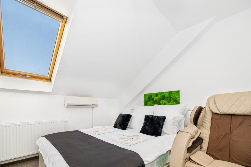 Bed, Photo of the whole room, Bedroom, air conditioner