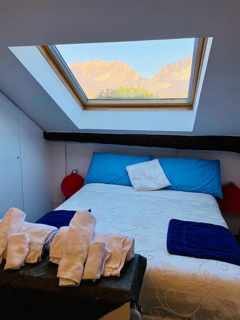 Bed, Natural landscape, Photo of the whole room, Bedroom, Mountain view, towels