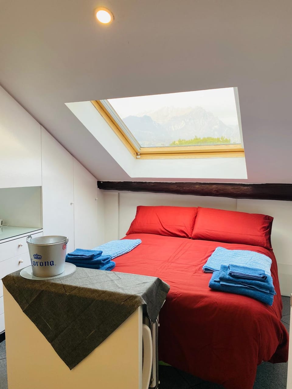 Bed, Photo of the whole room, Bedroom, towels