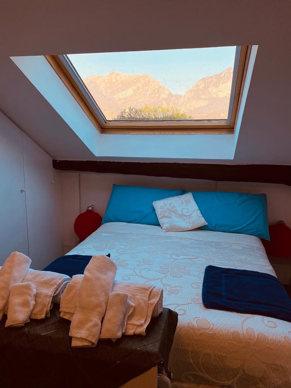 Bed, Natural landscape, Photo of the whole room, Bedroom, Mountain view, towels