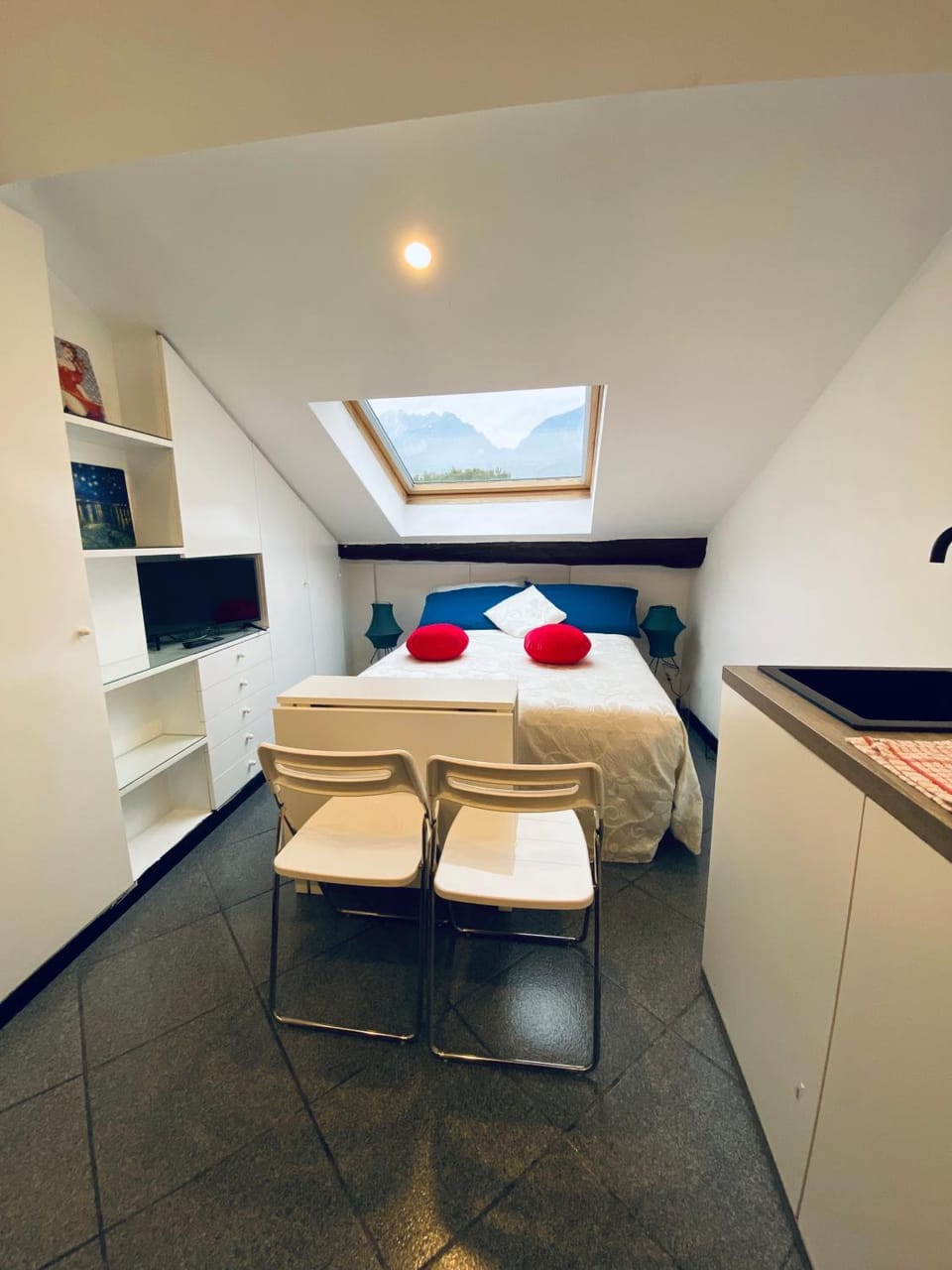 Bed, TV and multimedia, Photo of the whole room, Bedroom