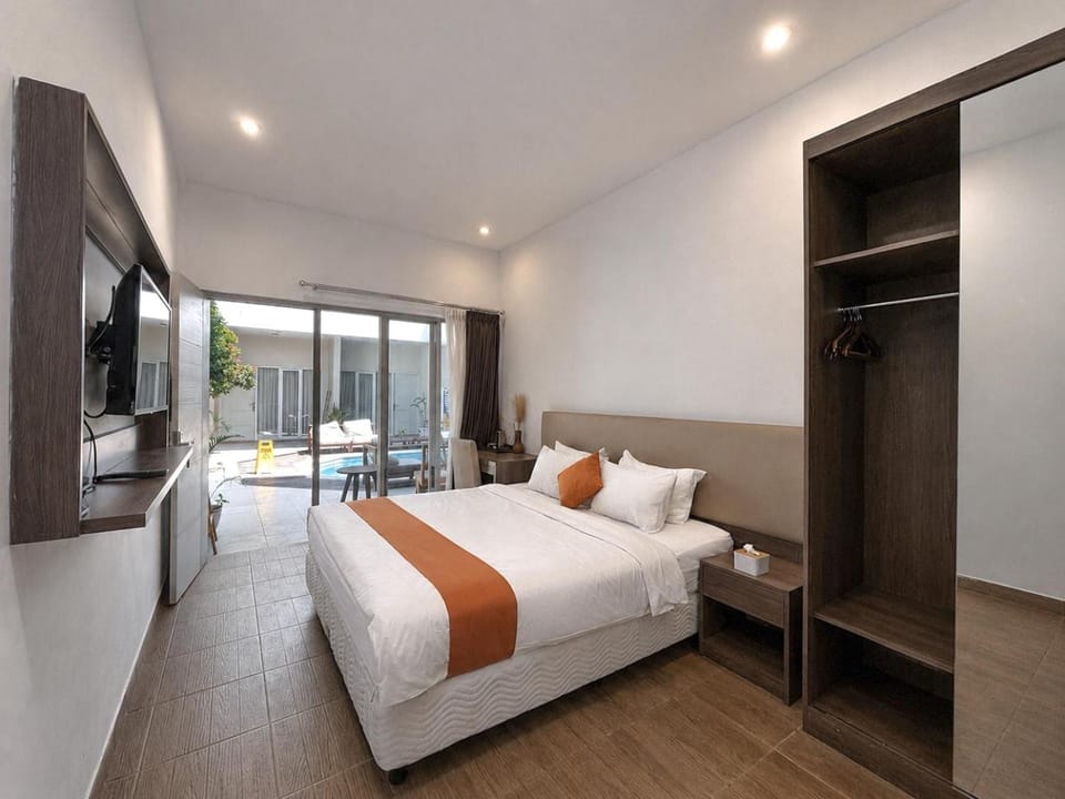 Bed, TV and multimedia, View (from property/room), Living room, Bedroom