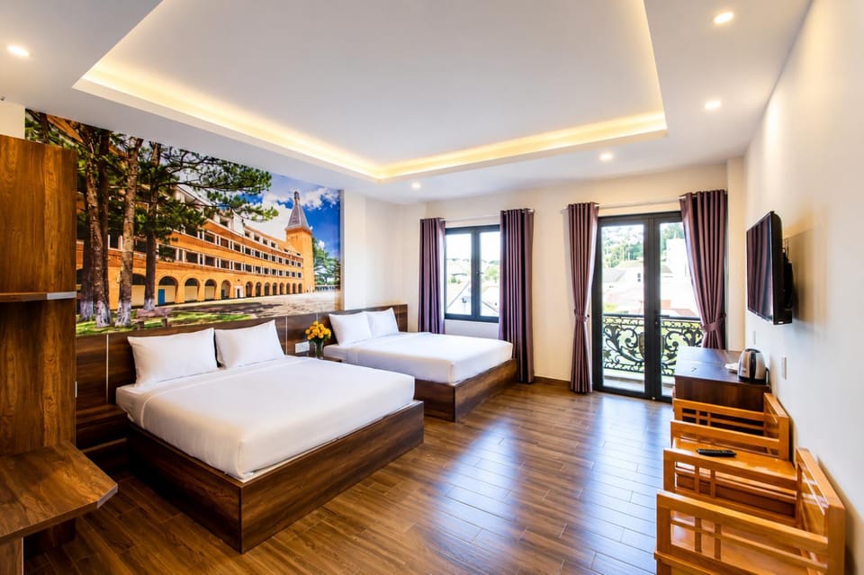 Bed, TV and multimedia, Photo of the whole room, Decorative detail, Bedroom