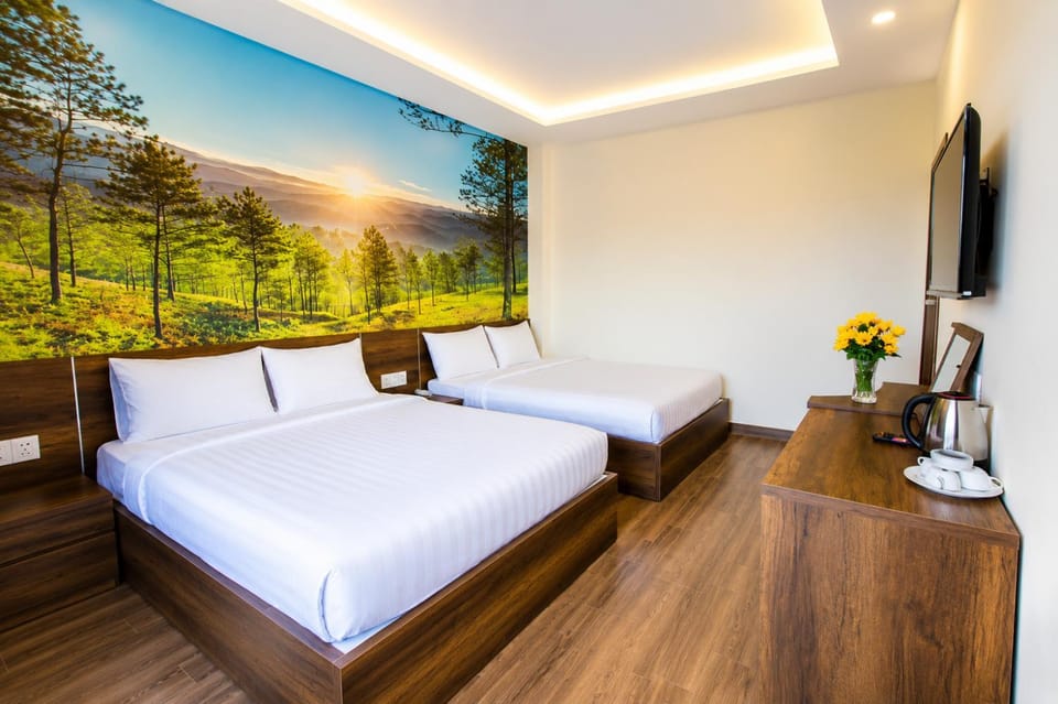 Bed, TV and multimedia, Photo of the whole room, Decorative detail, Bedroom, furniture