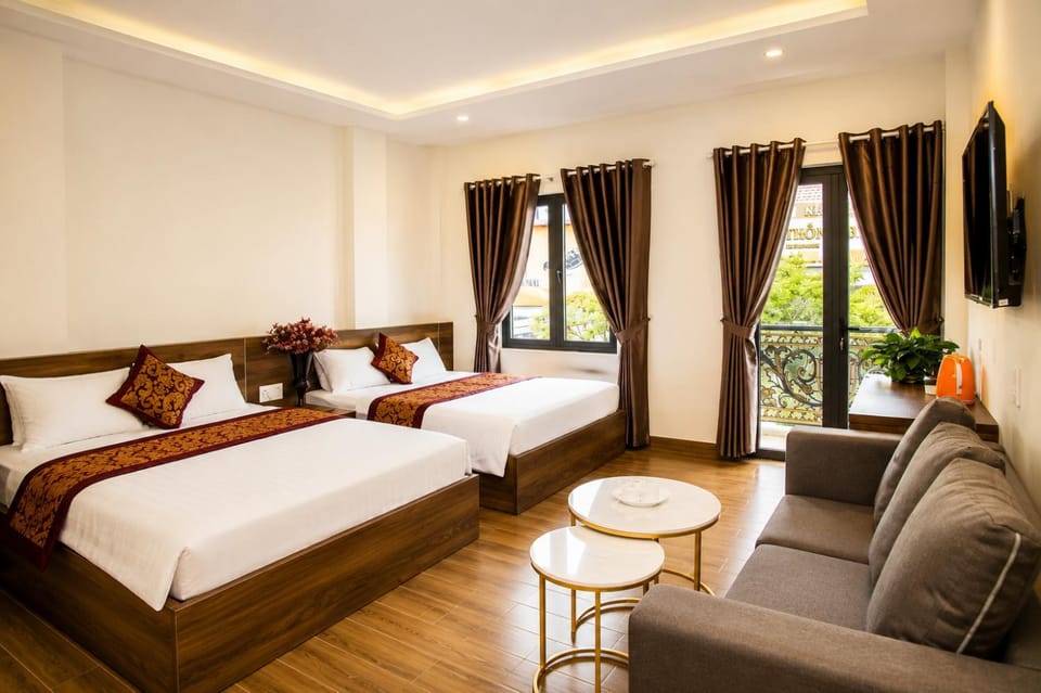 Bed, TV and multimedia, Photo of the whole room, Decorative detail, Bedroom