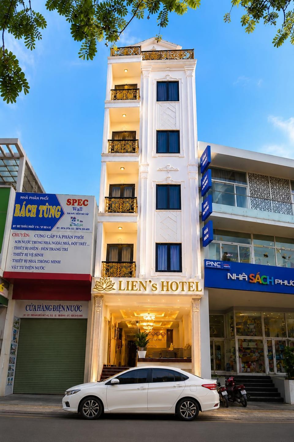 Property building, Off site, Day, Neighbourhood, Parking