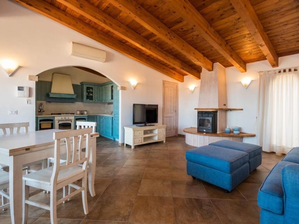 TV and multimedia, Kitchen or kitchenette, Living room, Seating area, Dining area, air conditioner