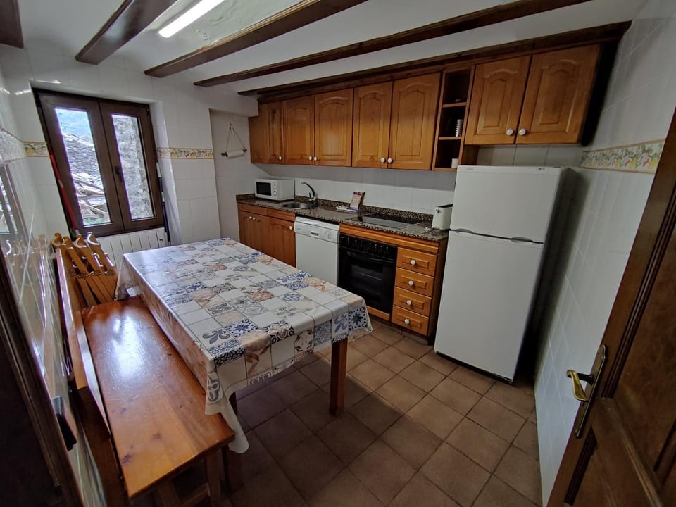 Kitchen or kitchenette, dishwasher