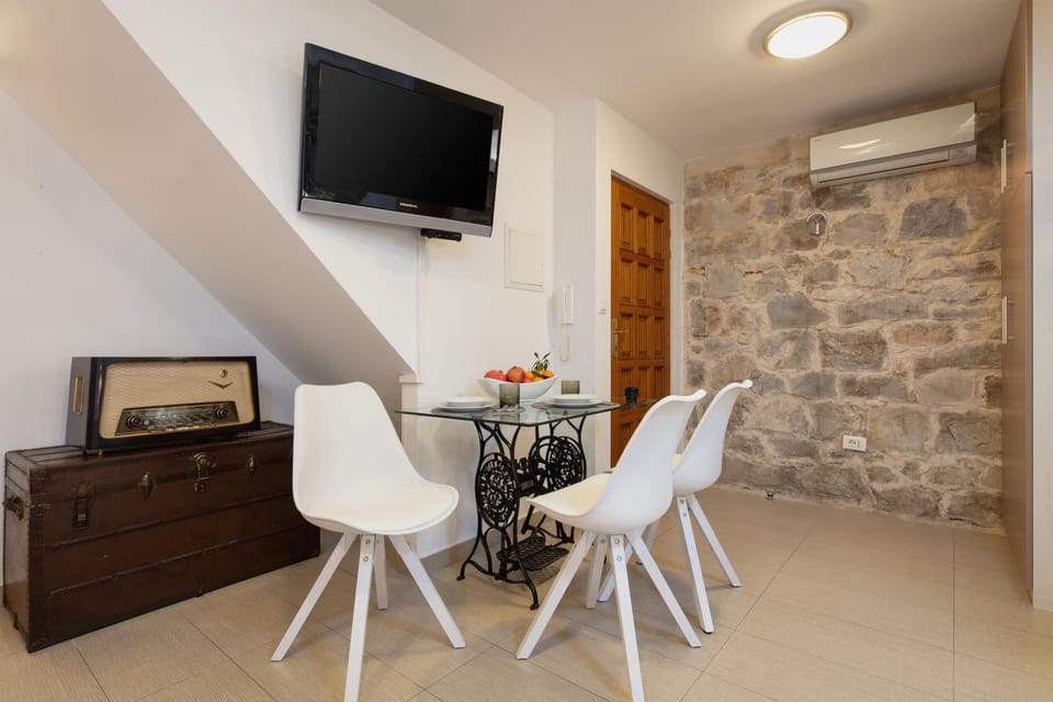 TV and multimedia, Seating area, Dining area