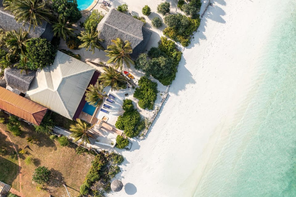 Property building, Natural landscape, Bird's eye view, Beach, Sea view, Swimming pool