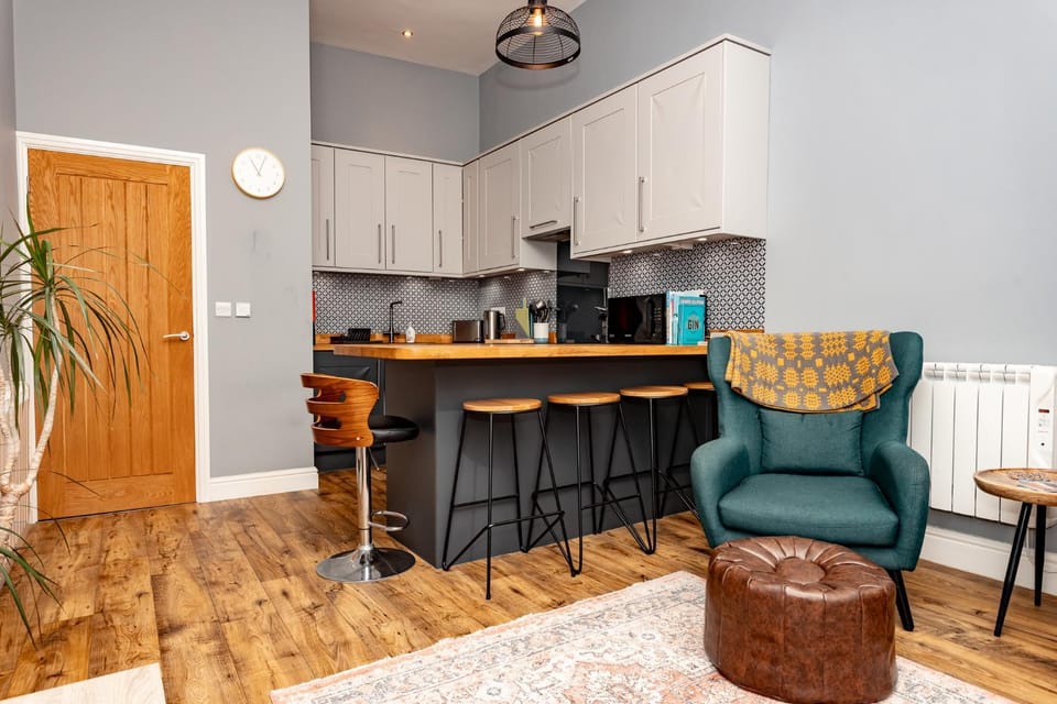 Stylish Tenby Apartment, Great Location, Parking Apartment in Wales