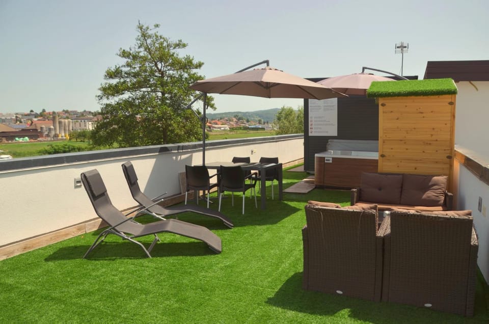 Patio, Day, Hot Tub, Sauna, Balcony/Terrace