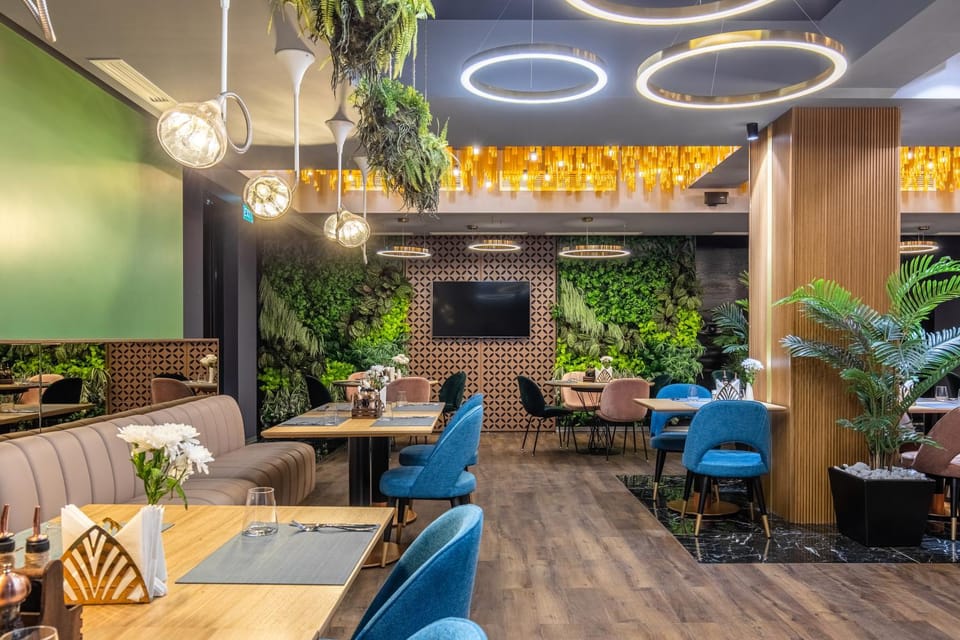 Restaurant/places to eat, Restaurant/places to eat, Buffet breakfast, Lunch, Dinner, Alcoholic drinks, Non alcoholic drinks