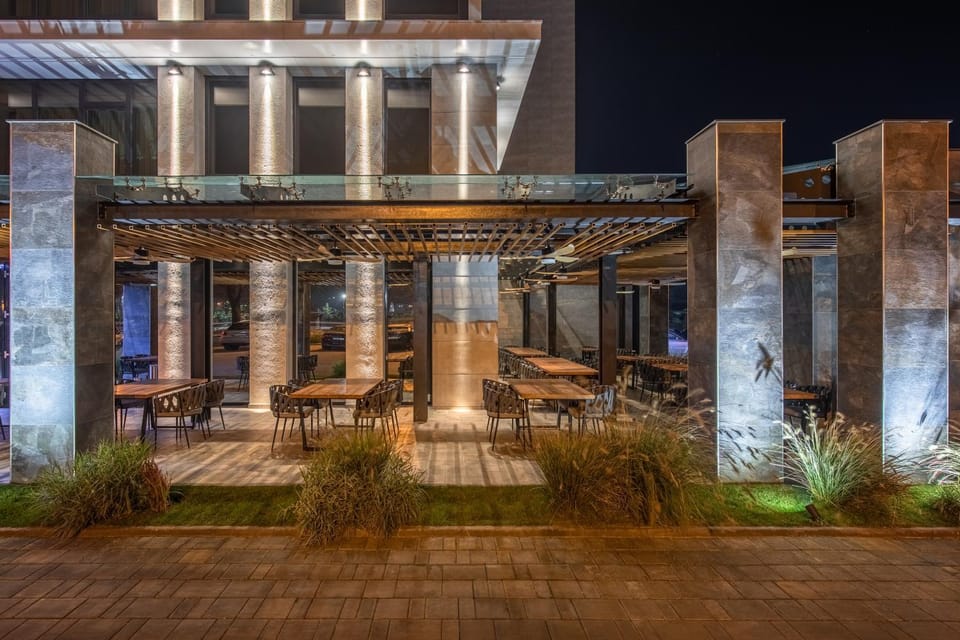 Restaurant/places to eat, Facade/entrance, Garden, Buffet breakfast, Lunch, Dinner, Alcoholic drinks, Non alcoholic drinks