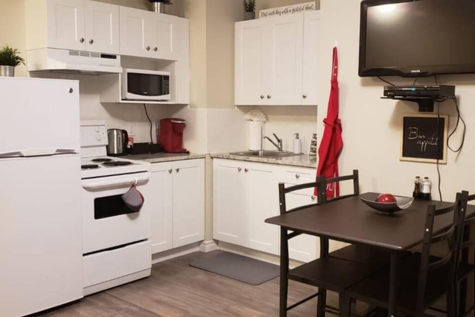 Business Traveler's Cozy Studio #21 by Amazing Property Rentals Apartment in Gatineau