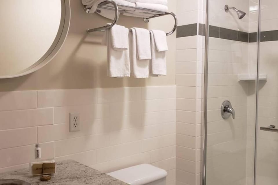 Business Traveler's Cozy Studio #21 by Amazing Property Rentals Apartment in Gatineau