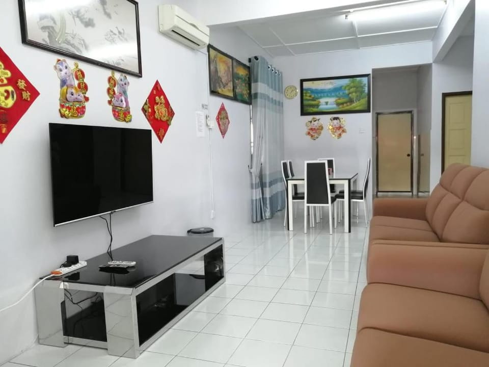 TV and multimedia, Living room, Seating area, Evening entertainment, air conditioner
