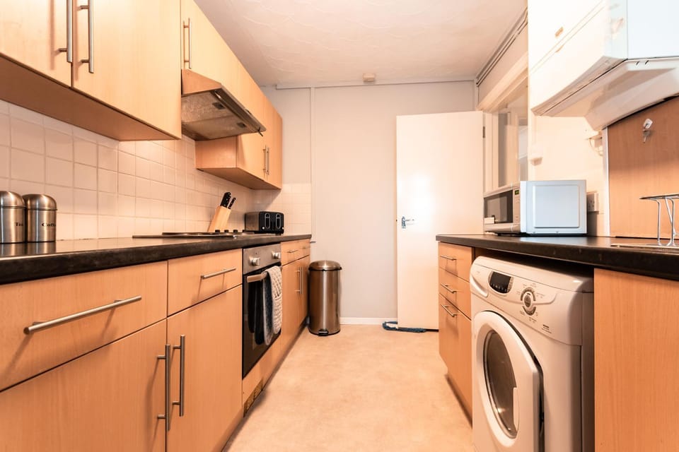 BEST PRICE! Perfect Gunwharf Accommodation - 5 single beds or Kingsize FREE PARKING Apartment in Portsmouth