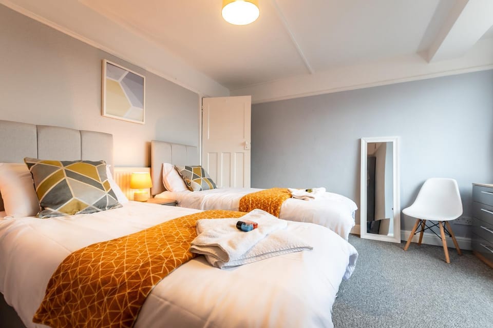 BEST PRICE! Perfect Gunwharf Accommodation - 5 single beds or Kingsize FREE PARKING Apartment in Portsmouth