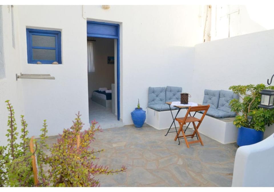 Tsakonas Plakes Studios Apartment in Milos