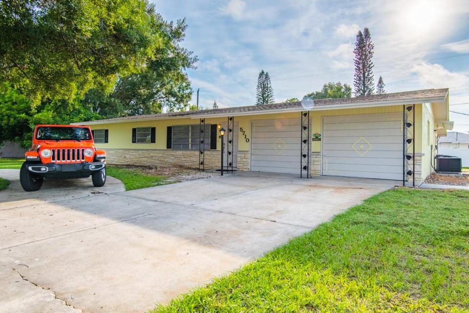 New York Avenue Rancher House in Gulf Gate Estates