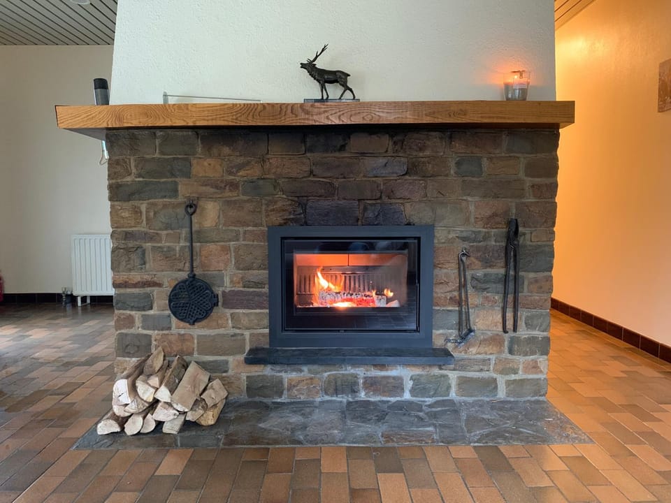 Living room, Seating area, Dining area, fireplace