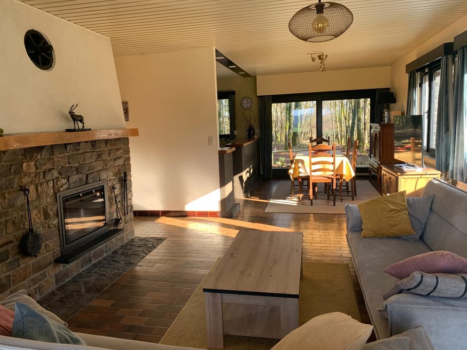 TV and multimedia, Living room, Seating area, Dining area