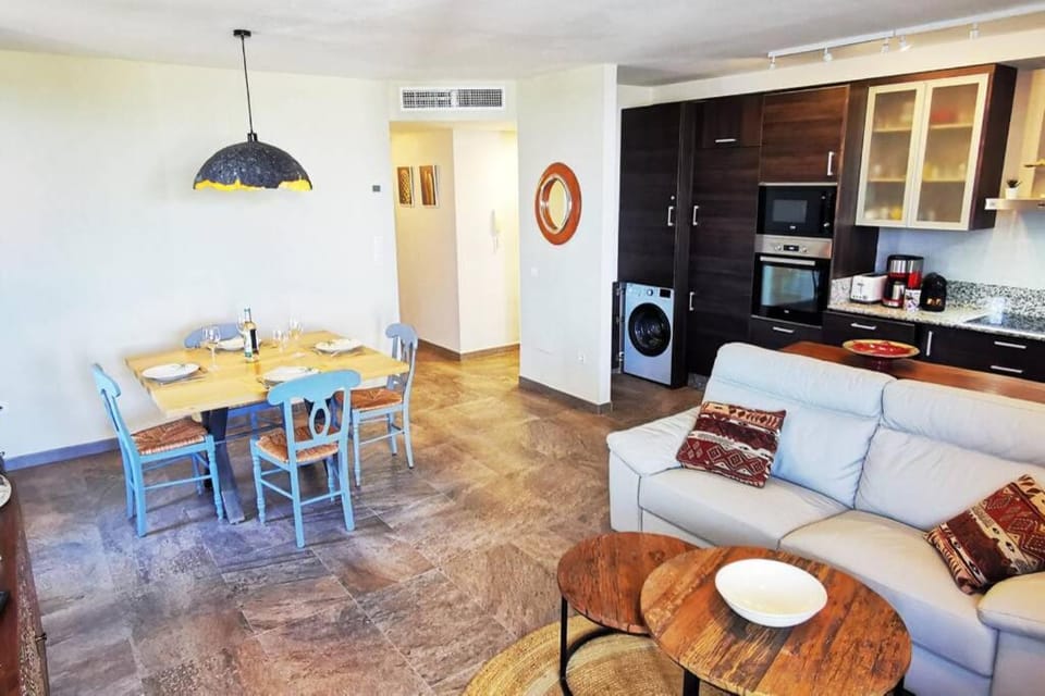 Kitchen or kitchenette, Living room, Seating area, Dining area, dishwasher, minibar, oven, pet friendly, stove, toaster, washing machine, air conditioner, air conditioner