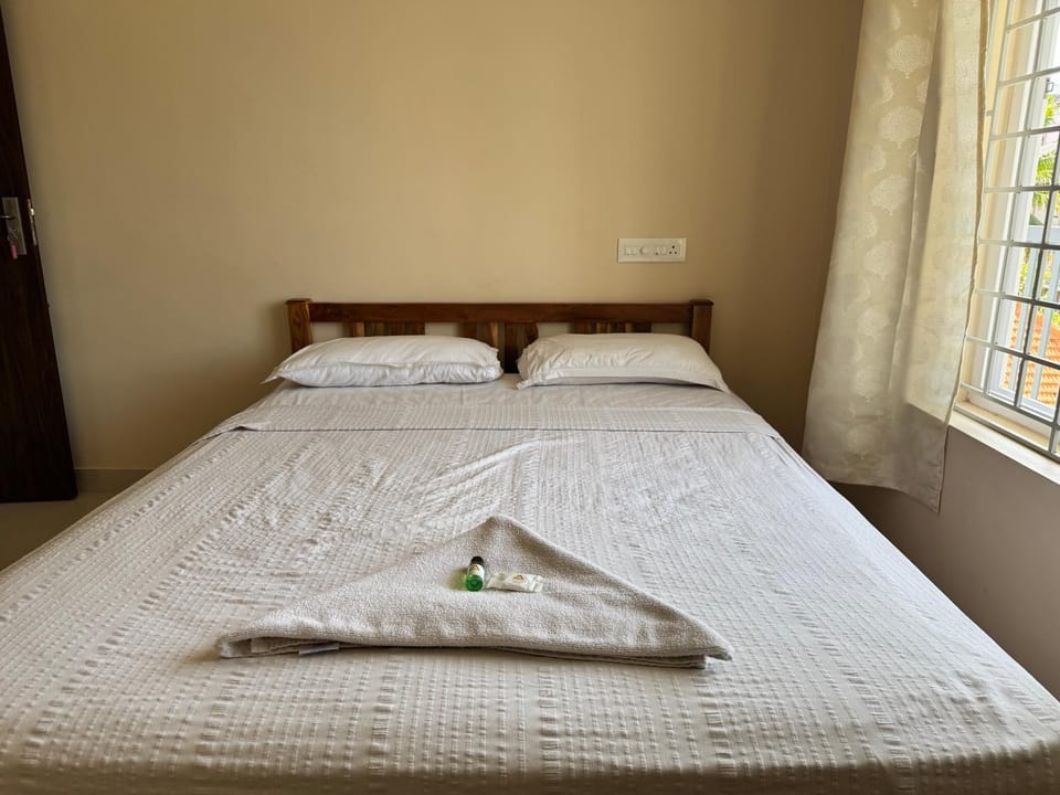 Bed, Photo of the whole room, Bedroom, towels