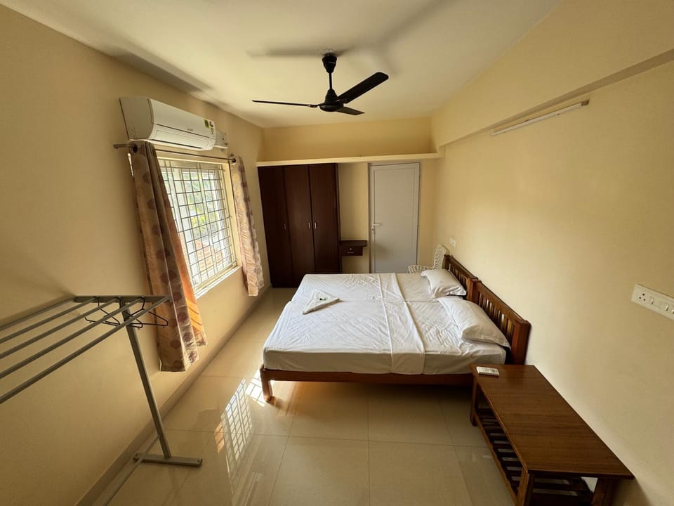 Bed, Photo of the whole room, Bedroom, air conditioner