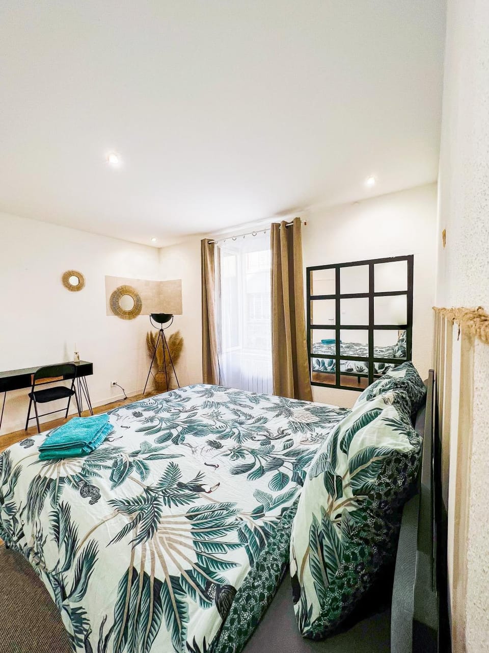 Bed, Photo of the whole room, Bedroom
