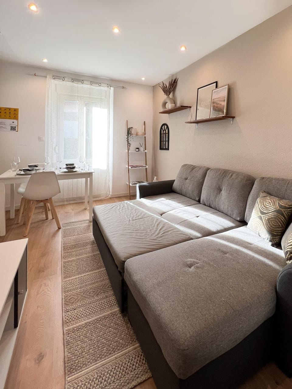 TV and multimedia, Living room, Photo of the whole room, Seating area