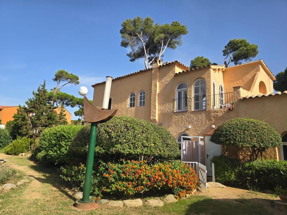 Facade/entrance, Garden