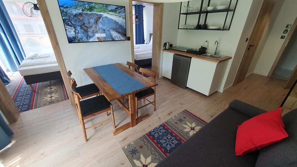 TV and multimedia, Kitchen or kitchenette, Living room, Seating area, Dining area